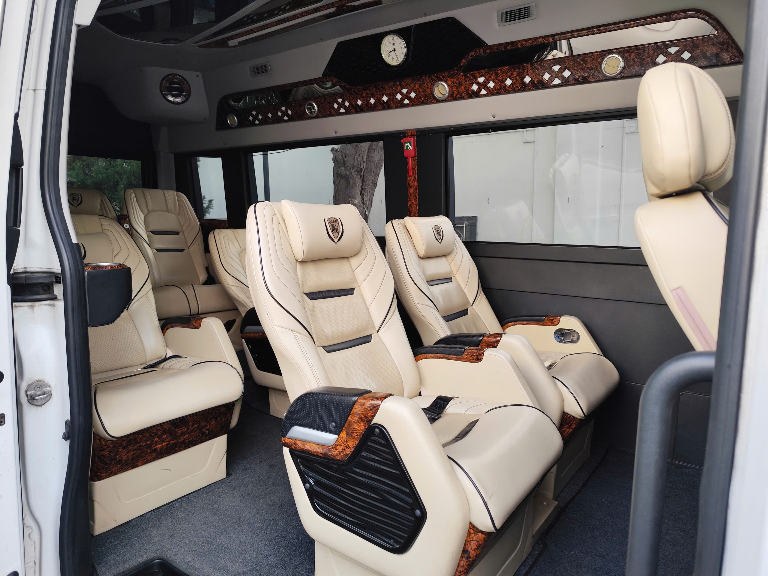 Nội thất Dcar Limousine 9–11 chỗ